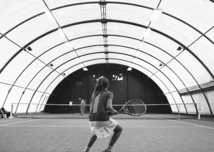 Tênis indoor: As diferenças a ter em mente quando o tempo faz você jogar em quadra coberta